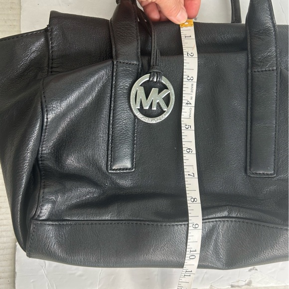 Michael Kors TIPPI Black Pebble Leather Shoulder Bag Dual Folding Zip Pockets - Picture 7 of 14